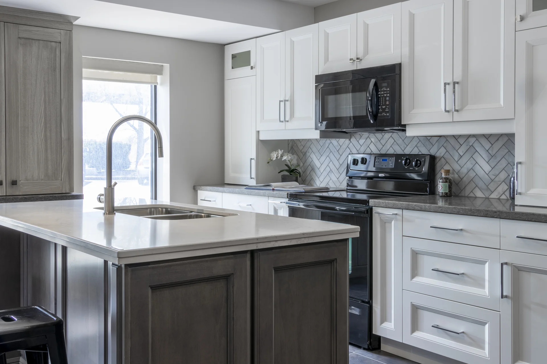 Distinctive Form premium quartz and porcelain countertops for Quebec City homes — a premium engineered quartz kitchen countertop installation in a modern luxury home.